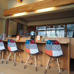 Kawa COFFEE - ２階のカウンターの椅子は、なんとも可愛いニットを被ったイームズチェア（風）。靴下もはいてるよ！
