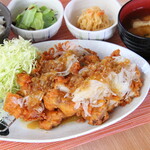 満天食堂 - 【期間限定】白葱と玉葱で食べる爆盛油淋鶏定食