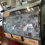 MooMooまきば - ショーケースとカウンター
