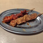 串とメシにはサケキタル - バリとん焼き　赤→黒　各165円