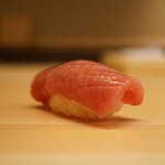 鮨利﨑 - 料理写真:「中トロ」。 温度帯を戻してミシミシとした食感に脂のシルキーな甘みが滲みだし、人肌程度と温かなシャリの酸が解けるほどに旨さを炸裂！ 挨拶代わりにいきなり夢中にさせる粋な一貫。