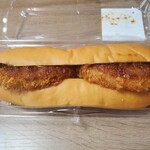 タイヨー - コロッケ１個を半分に切ってはさまれています