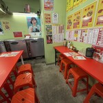 町中華ネオへそ - 店内　カウンター席とテーブル席