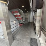 町中華ネオへそ - ビルの階段脇を通ります