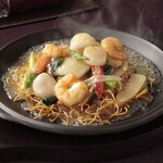 1．海の幸の焼きそば、陶板仕立て