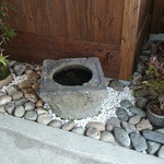 くらそば幸道 - 入口には手水鉢が・・・。