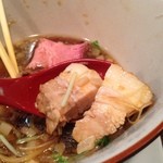 麺屋 Somie's - ねぎブラックのスープの中には角煮のごとくお肉がごろごろ