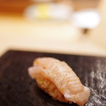 鮨 とかみ - 鮃（ひらめ）縁側（えんがは）