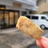 御菓子処 亀屋 - 川通り餅
餅米で作った求肥に砕いた胡桃を入れ、黄粉をまぶした和菓子
軟らかな求肥と胡桃のムキュとした食感のコントラストが面白く、水飴と砂糖が効いて甘みもあります