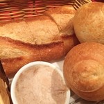 ビストロバル パリ4区 - お通しのパン美味い