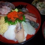 San'In Kaisen Robata Kaba - ランチ　海鮮丼　お味噌汁にはシジミ
                        小鉢付きで大根と水菜のサラダでした