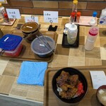 凸凹29ごはん(デコチカ) - 紅しょうがを少々入れます