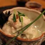 ふぐ、身と皮を白子で包む