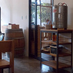 BENCH coffee - 店内樽と水のサーバー