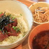 食堂カフェ 二兎 - 料理写真:まぐろづけ丼(小鉢・赤だし付)