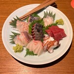 吟魚のはなれ  吟チロリ - 刺身盛り合わせ(800円×6)