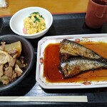 大衆食堂半田屋 - ニラたま130円 牛すじ煮込み180円 いわし210円