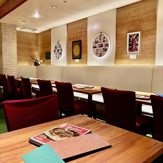 美術館のような展示と雑誌のようなメニューブック