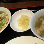 創作中国料理 パパ厨房 - サラダ（ピリ辛オーロラソース風？）、キャベツの漬物風、茎ワカメのスープ