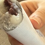 甘納豆かわむら - したたり餅断面　早く食べないと溢れ落ちそう！したたり餅とはよく言ったもんだ。