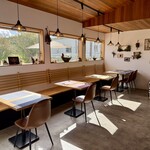 チライ - 店内風景。天気が良く素晴らしい空間になっていました。