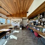 チライ - 店内風景。入り口側から店奥側を望む。