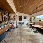 チライ - 店内風景。店奥側から入り口側を望む。