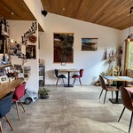 チライ - 店内風景。店奥側から入り口側を望む。