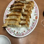 餃子の王将 - 料理写真:先ずは餃子１人前３４１円を２人前。  定番の美味しさで餃子のにんにくは青森県産、小麦粉は北海道産の創業以来の伝統の味です。