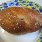 カナツグ - 全粒粉のくるみパン。
            