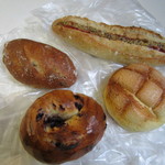 カナツグ - この日は次の日の朝食用のパンとして４種類のパンを購入です。