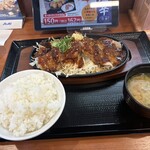 からやま - 料理写真:暫く待つと注文した生姜焼き定食１０８９円の出来上がりです。