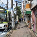 店は鳩ケ谷からのバスの降車停留所前にあります。