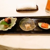 華湘 東武池袋店 - 華湘特選「冬」の前菜  サーモンジュレかけ(右)、金華ハム入り(中)、鴨肉のハムと海老芋(右)