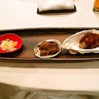 華湘 東武池袋店 - アワビの柔らか煮(中)と牡蠣の衣揚げ黒酢ソース(右)左は、箸休め。膾のようなもの