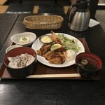 和ダイニング ゆめ咲小町 - 牡蠣と大海老のフライ定食(1,300円)
