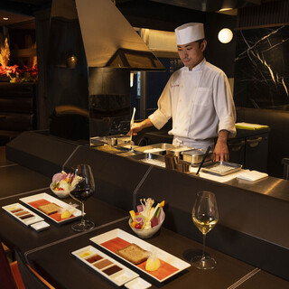 カウンターであつあつの串揚げをお楽しみください。