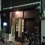 蕎麦切りmasa - 和風モダンのとても趣があるファサード。麻の涼しげな暖簾が目印。