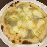 四種のチーズのピザ