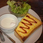 カフェ サルーテ - エッグトーストのモーニング、写真はサラダ付き＋50円