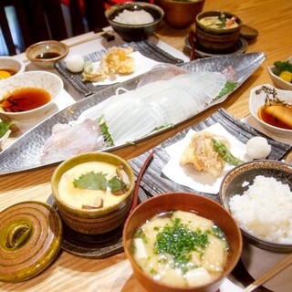 お昼も営業中。ランチ限定メニューもご用意