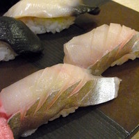 鮨棗 本店 - アジ。やや強い食感で美味しい。