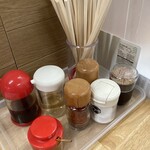 南州ラーメン - 卓上の調味料など