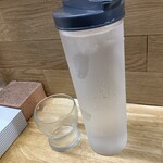 南州ラーメン - 激辛だからか お冷はこのような提供方法？