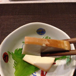 四季彩 鮨楽 - 豆腐スモークアップ
      あっさりしたカマンベールチーズのような