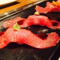 焼肉うしごろ 西麻布本店 - 極上肉の炙り握り