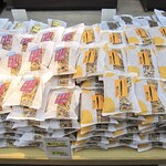 四万十郷　水車亭 - 芋けんぴ類の並ぶ陳列台