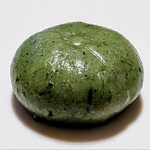 榮太樓總本鋪 - 料理写真:柏餅（小倉餡）　320円