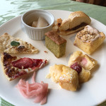 ラピュタファーム - 2015年3月1日
      あんこ入りフォカッチャ、あんこだけかと思ったら、マーマレードも入ってた！