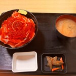 豊栄丸 - 金平と味噌汁も付いてる。